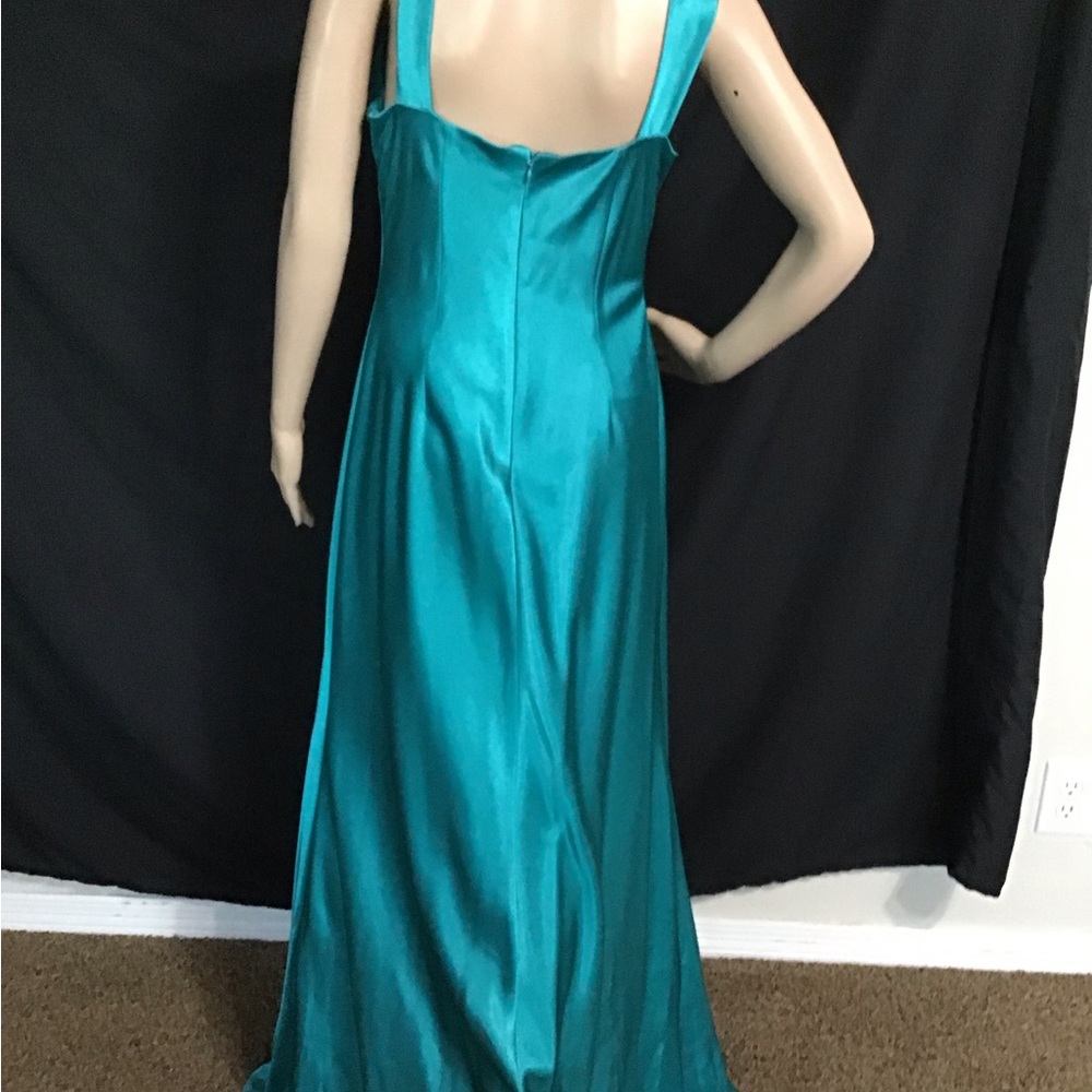 Beautiful Dress - Picture 4 of 4